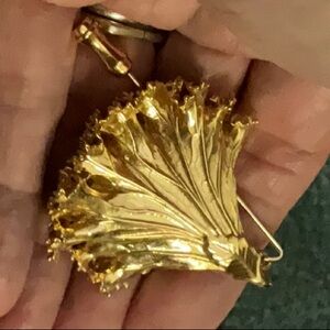 Vintage Gold Tone Ginkgo Leaf Stick Pin Textured Botanical Lapel Hat Pin Brooch